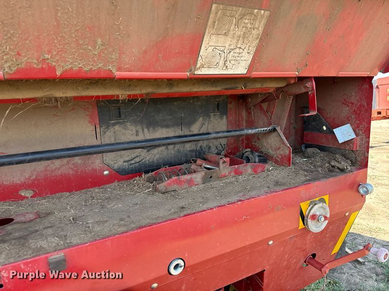 image for item DZ8486 2000 New Holland 688 round baler