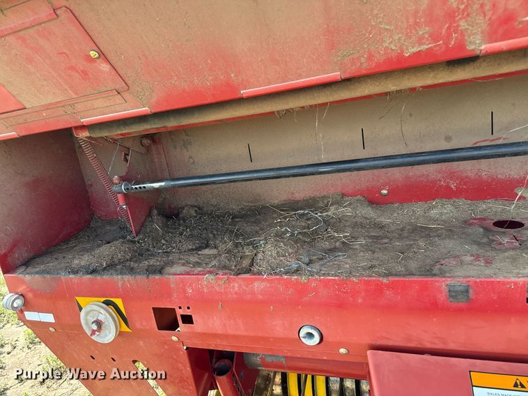 image for item DZ8486 2000 New Holland 688 round baler