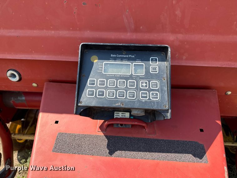 image for item DZ8486 2000 New Holland 688 round baler