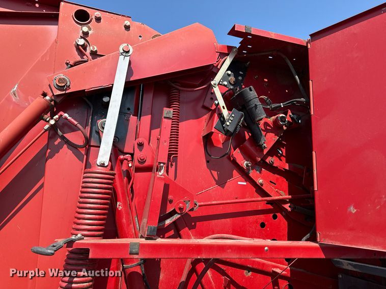 image for item DZ8486 2000 New Holland 688 round baler