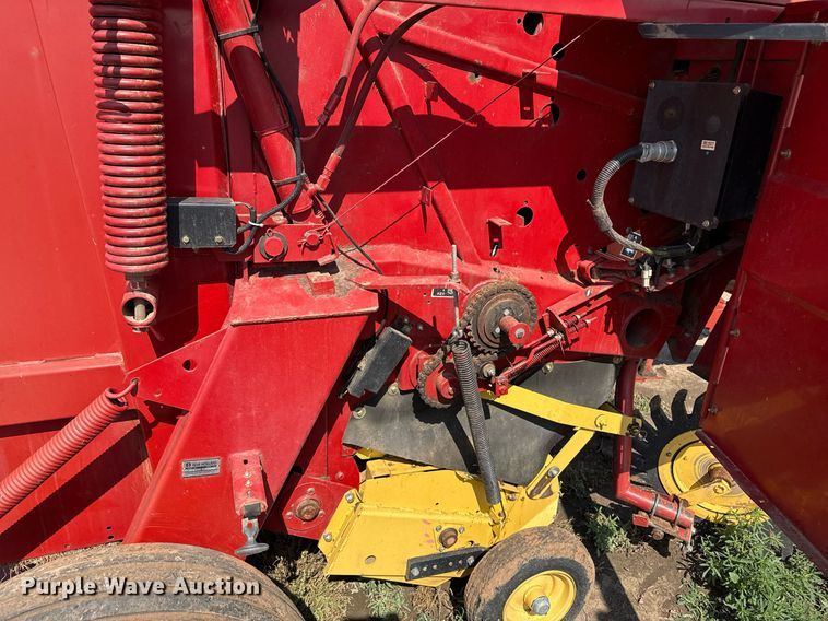 image for item DZ8486 2000 New Holland 688 round baler