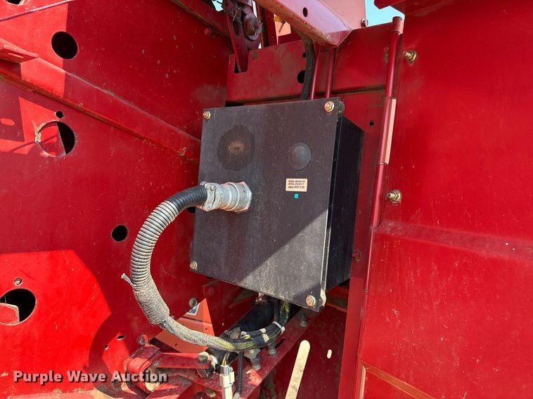 image for item DZ8486 2000 New Holland 688 round baler