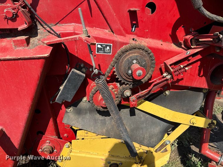 image for item DZ8486 2000 New Holland 688 round baler