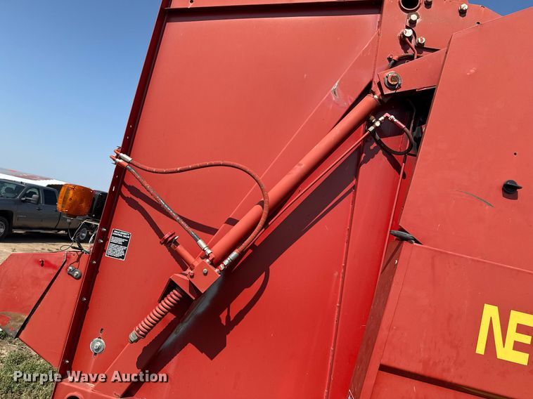 image for item DZ8486 2000 New Holland 688 round baler