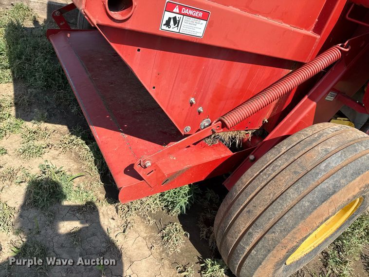 image for item DZ8486 2000 New Holland 688 round baler