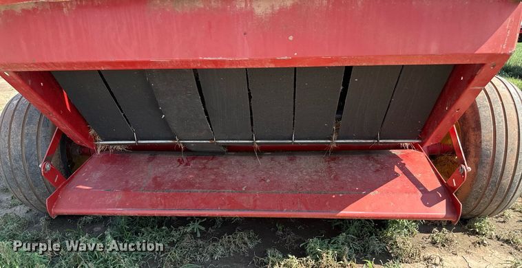 image for item DZ8486 2000 New Holland 688 round baler