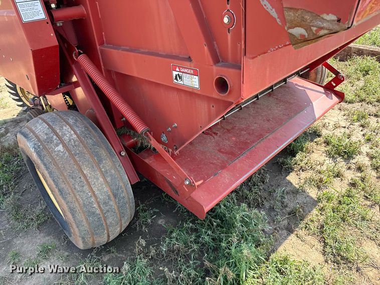 image for item DZ8486 2000 New Holland 688 round baler