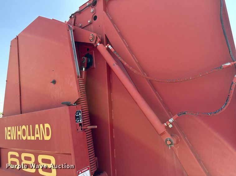 image for item DZ8486 2000 New Holland 688 round baler