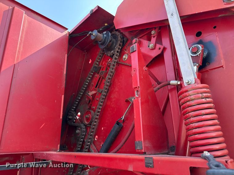 image for item DZ8486 2000 New Holland 688 round baler