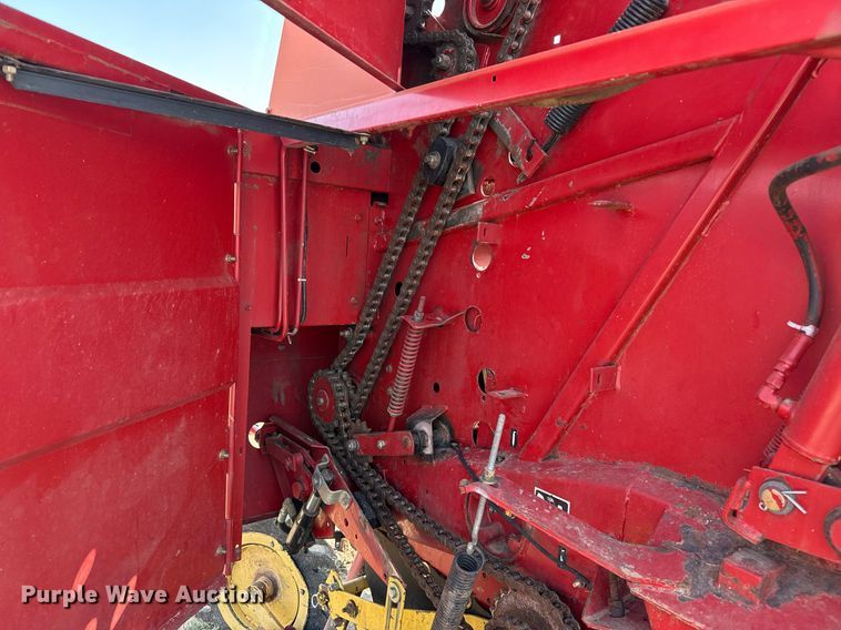 image for item DZ8486 2000 New Holland 688 round baler