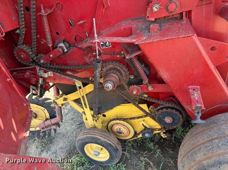 image for item DZ8486 2000 New Holland 688 round baler