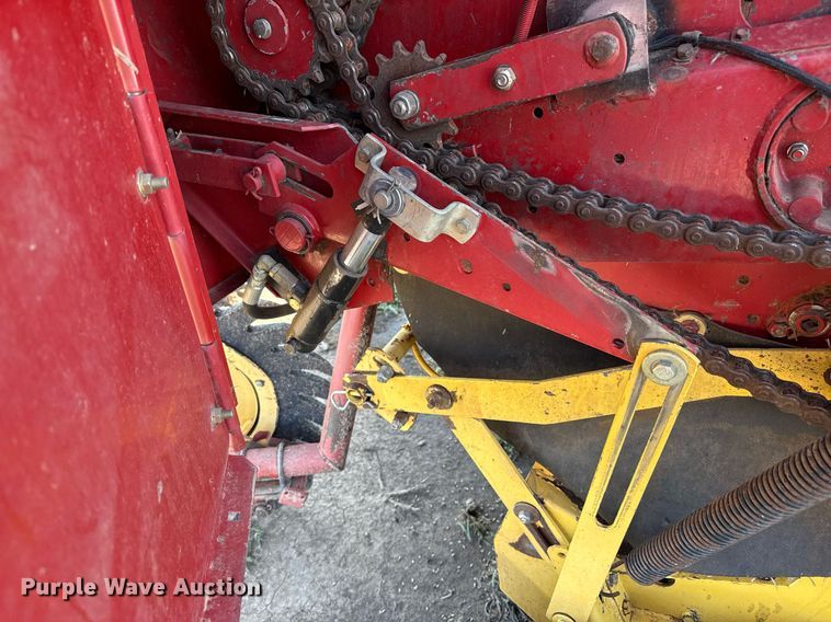 image for item DZ8486 2000 New Holland 688 round baler