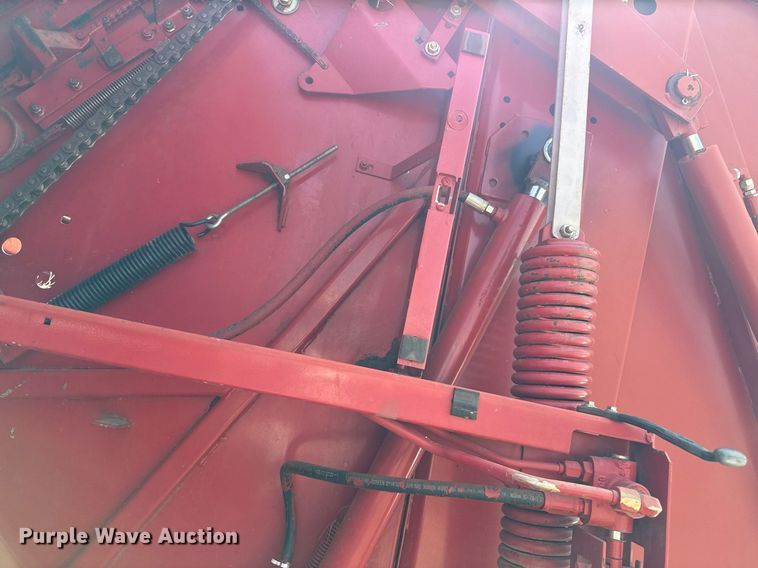 image for item DZ8486 2000 New Holland 688 round baler