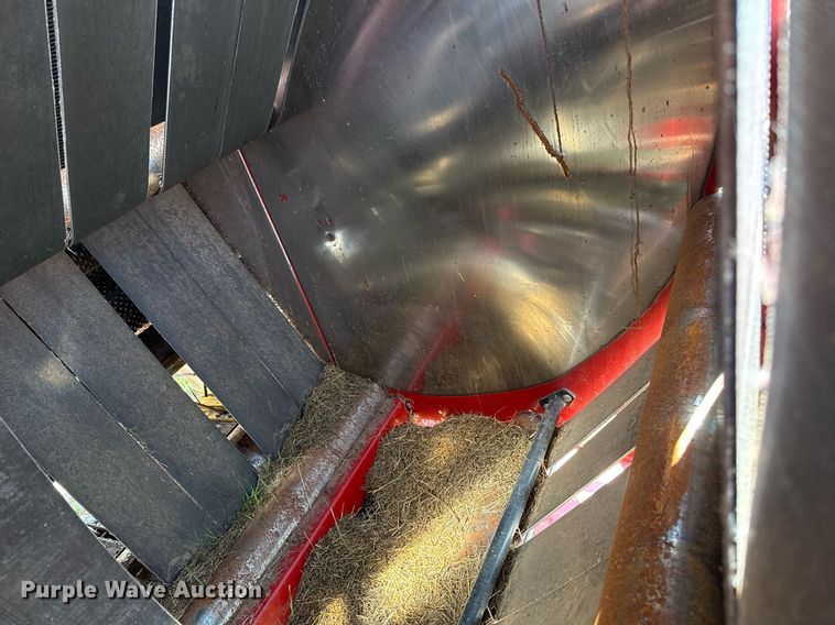 image for item DZ8486 2000 New Holland 688 round baler