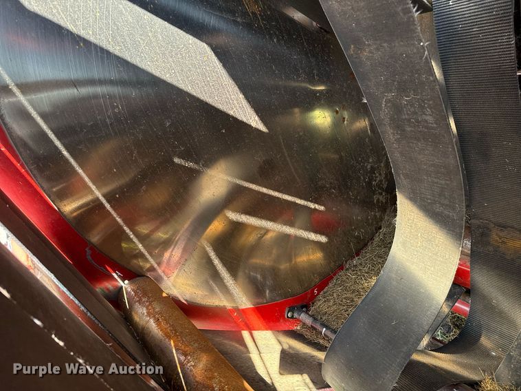 image for item DZ8486 2000 New Holland 688 round baler