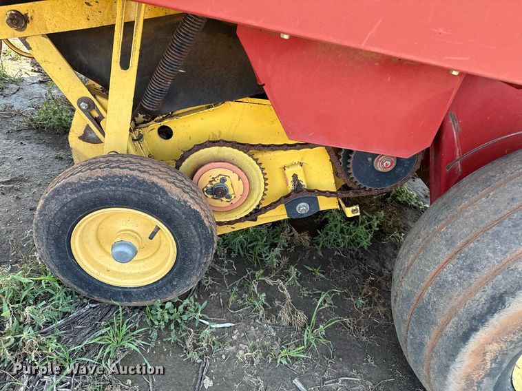 image for item DZ8486 2000 New Holland 688 round baler