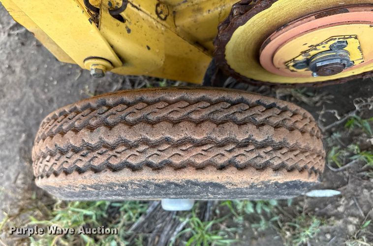 image for item DZ8486 2000 New Holland 688 round baler