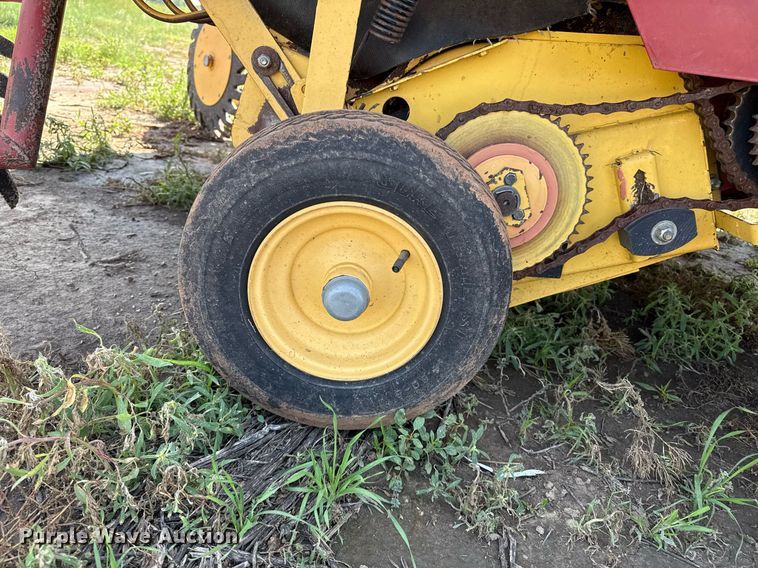 image for item DZ8486 2000 New Holland 688 round baler