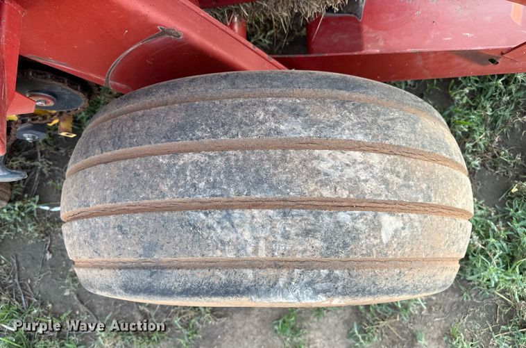 image for item DZ8486 2000 New Holland 688 round baler