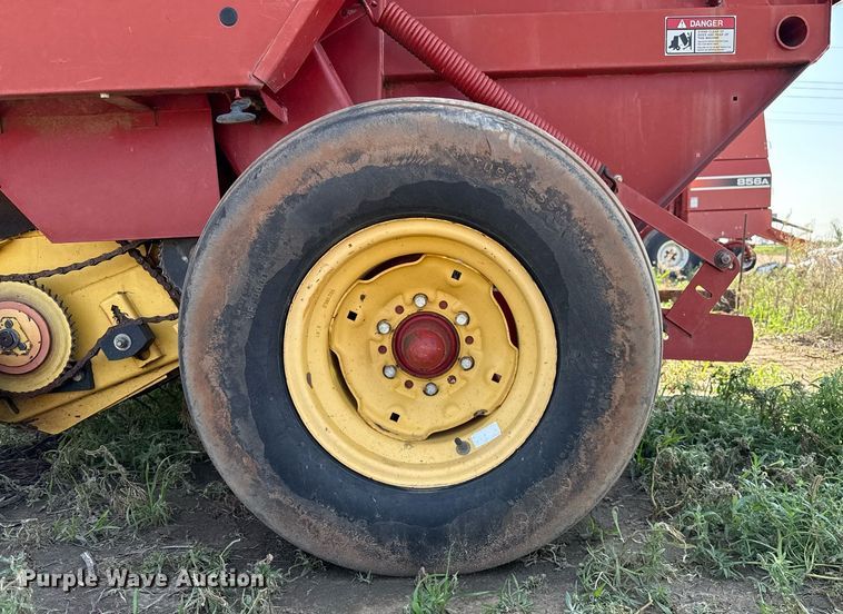 image for item DZ8486 2000 New Holland 688 round baler
