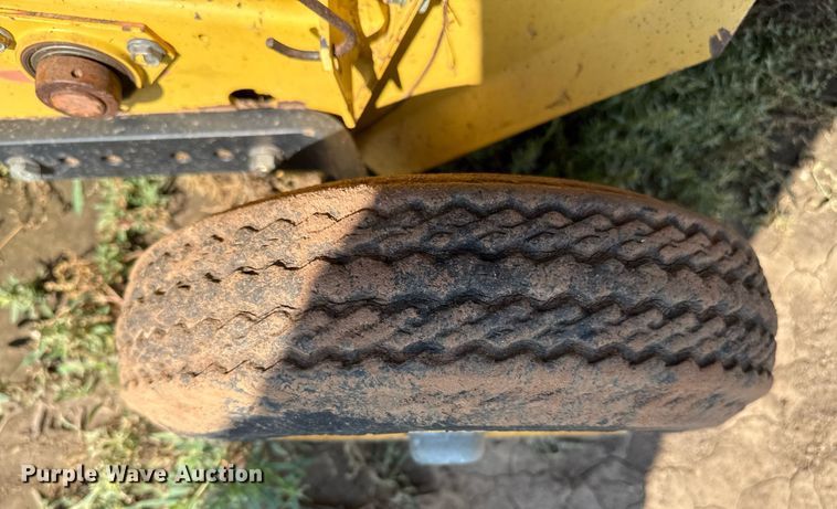 image for item DZ8486 2000 New Holland 688 round baler