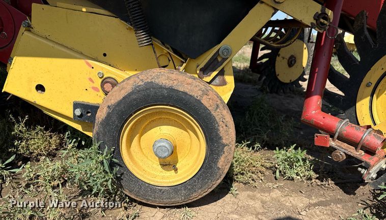 image for item DZ8486 2000 New Holland 688 round baler