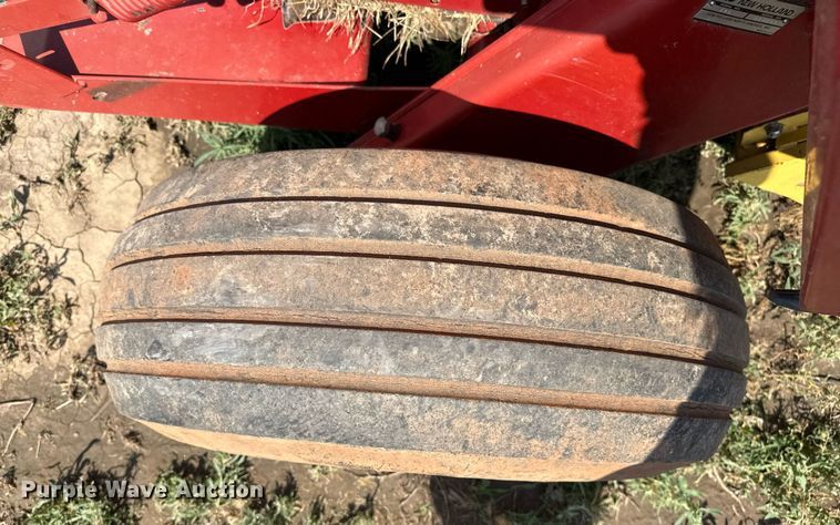 image for item DZ8486 2000 New Holland 688 round baler