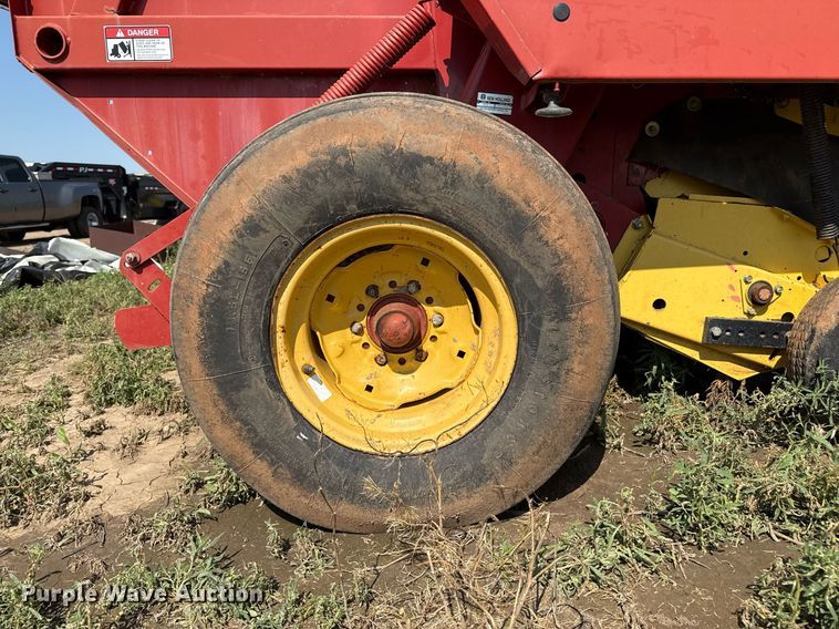 image for item DZ8486 2000 New Holland 688 round baler
