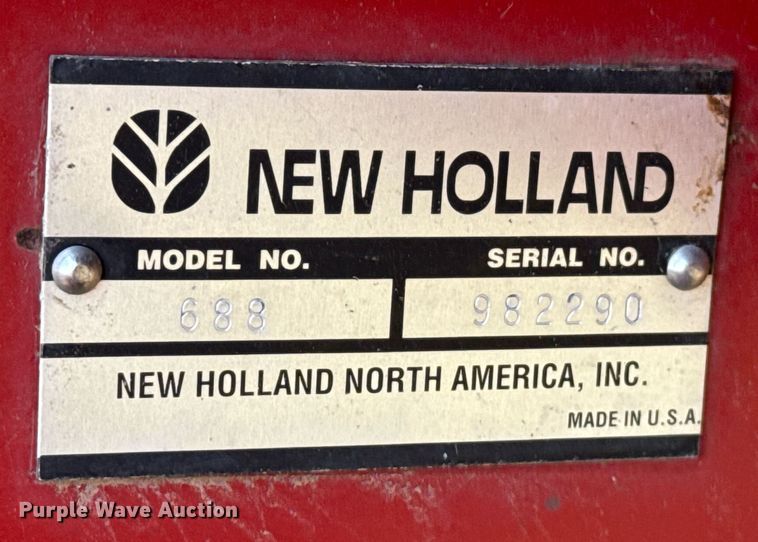 image for item DZ8486 2000 New Holland 688 round baler