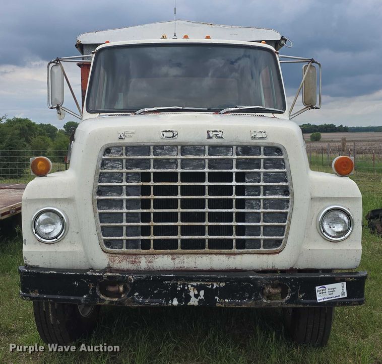 image for item EF3533 1973 Ford F700 grain truck