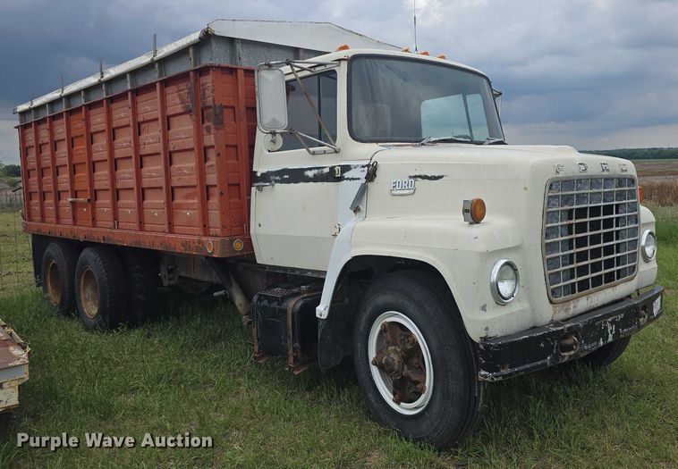 image for item EF3533 1973 Ford F700 grain truck