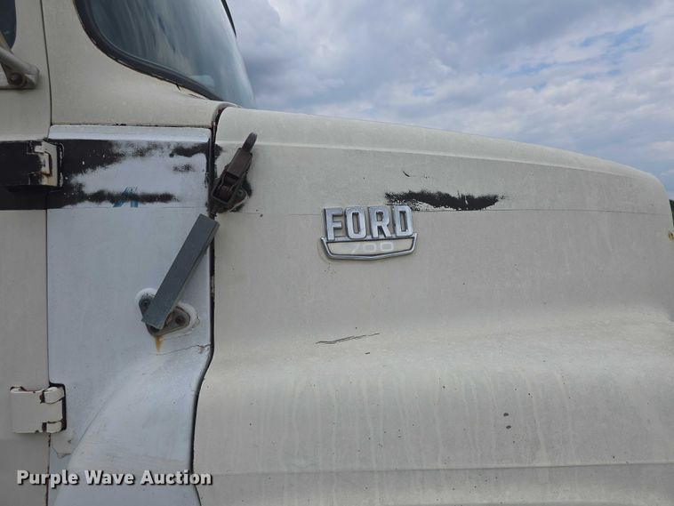 image for item EF3533 1973 Ford F700 grain truck