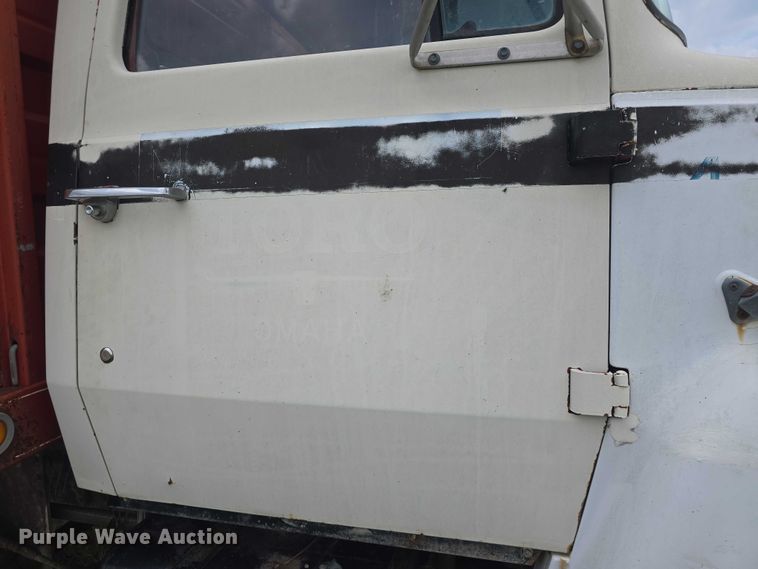 image for item EF3533 1973 Ford F700 grain truck