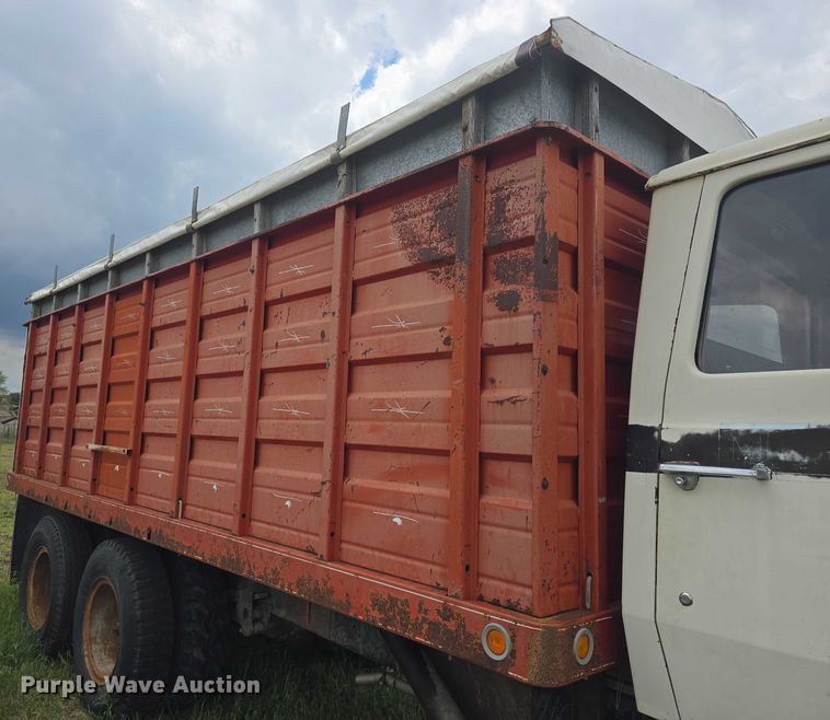 image for item EF3533 1973 Ford F700 grain truck