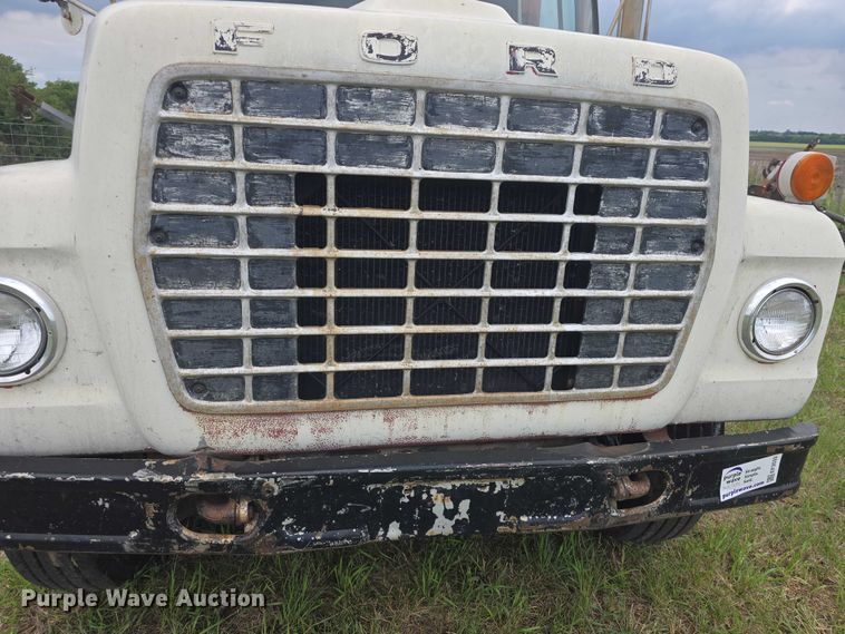 image for item EF3533 1973 Ford F700 grain truck