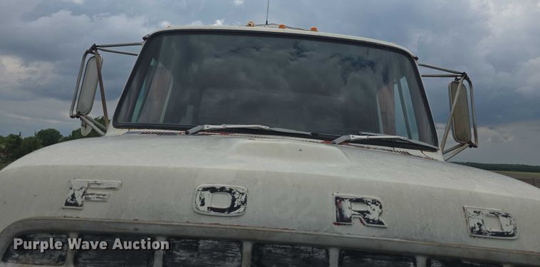 image for item EF3533 1973 Ford F700 grain truck