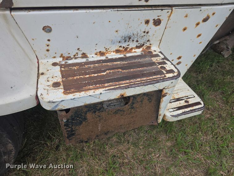 image for item EF3533 1973 Ford F700 grain truck