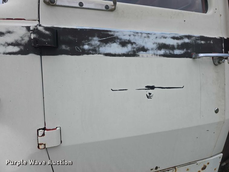 image for item EF3533 1973 Ford F700 grain truck