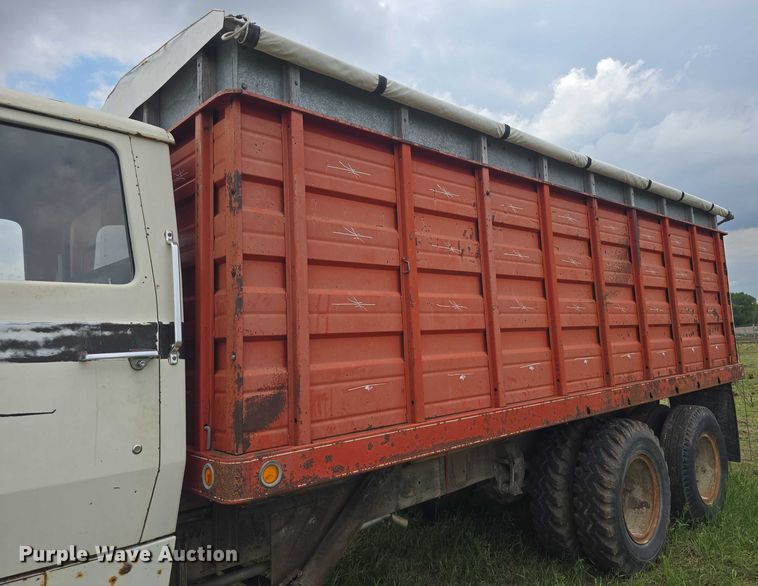 image for item EF3533 1973 Ford F700 grain truck