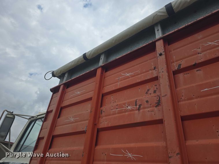image for item EF3533 1973 Ford F700 grain truck