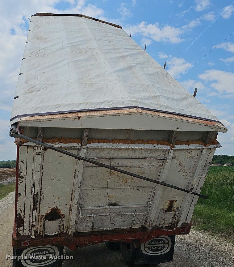 image for item EF3533 1973 Ford F700 grain truck