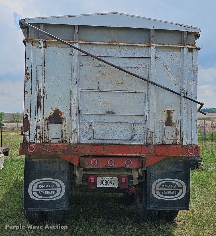 image for item EF3533 1973 Ford F700 grain truck