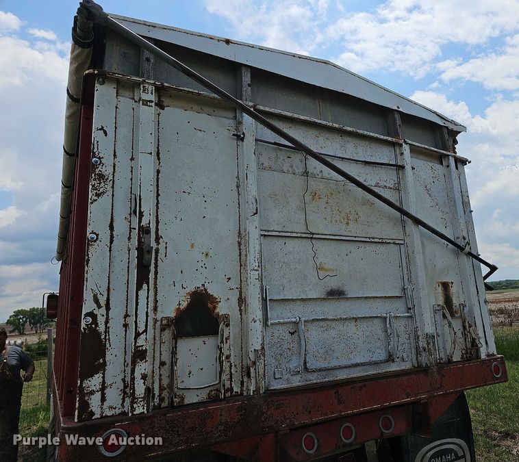 image for item EF3533 1973 Ford F700 grain truck