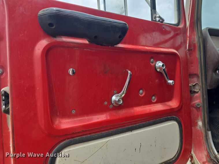 image for item EF3533 1973 Ford F700 grain truck