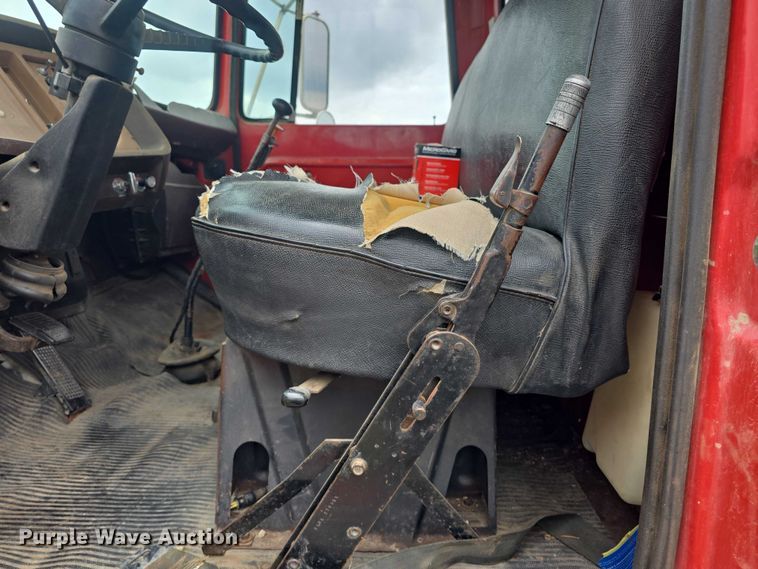 image for item EF3533 1973 Ford F700 grain truck