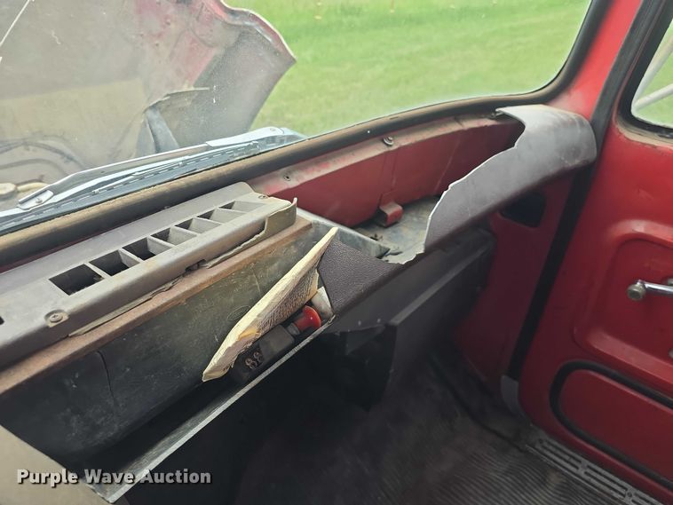 image for item EF3533 1973 Ford F700 grain truck