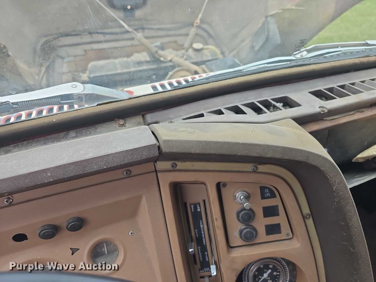 image for item EF3533 1973 Ford F700 grain truck