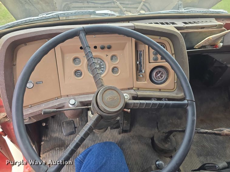 image for item EF3533 1973 Ford F700 grain truck