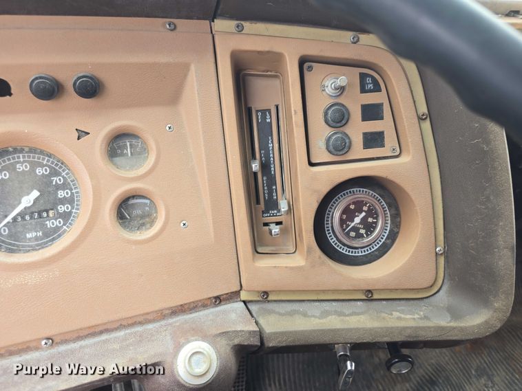 image for item EF3533 1973 Ford F700 grain truck