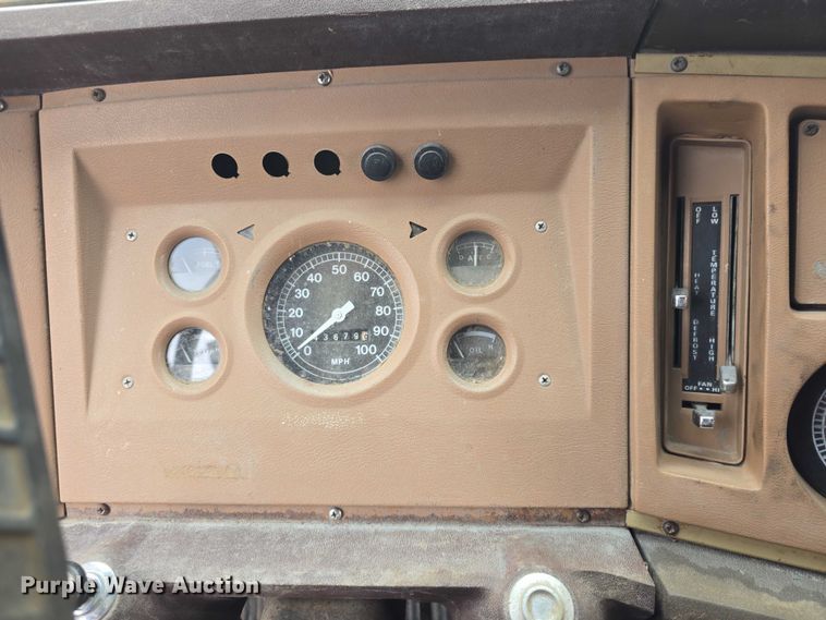 image for item EF3533 1973 Ford F700 grain truck